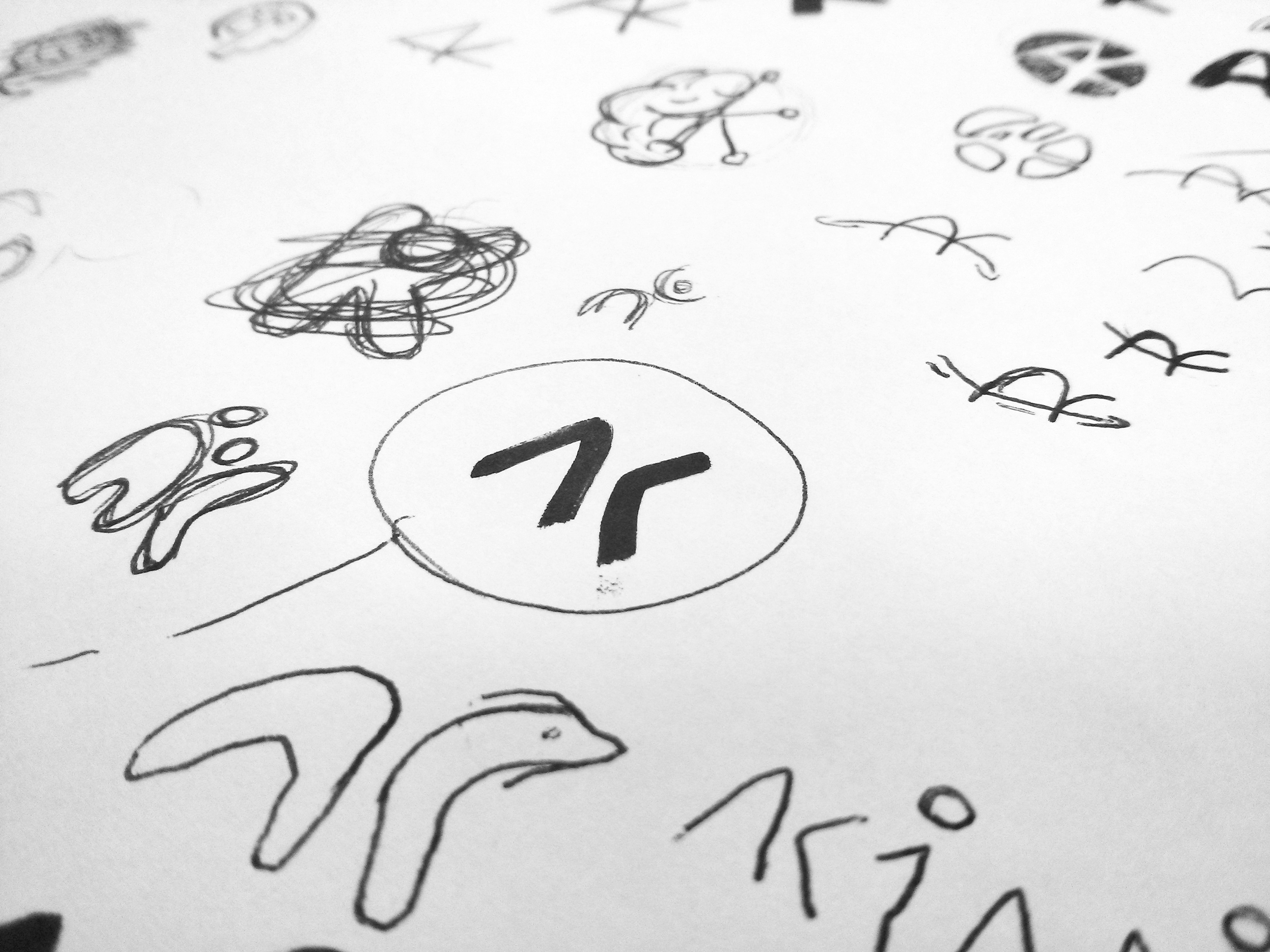 Recherches papier pour le logo Akiani