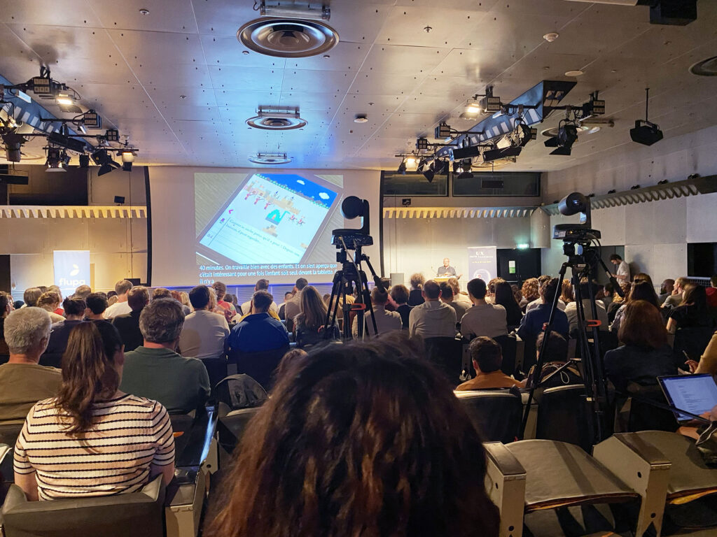 Le public assiste à la présentation d'Étienne Mineur aux UX days 2022