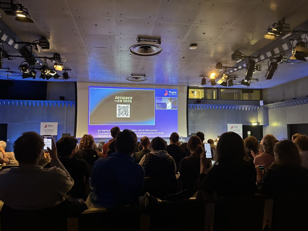 une photo de la conférence où on voit Marie-Valentine Gallon présenter