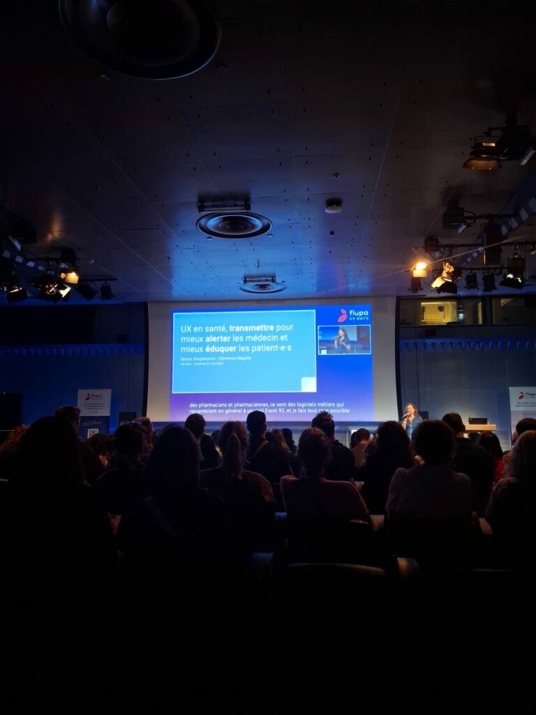 une photo de la conférence où on voit Clémence Mayolle présenter