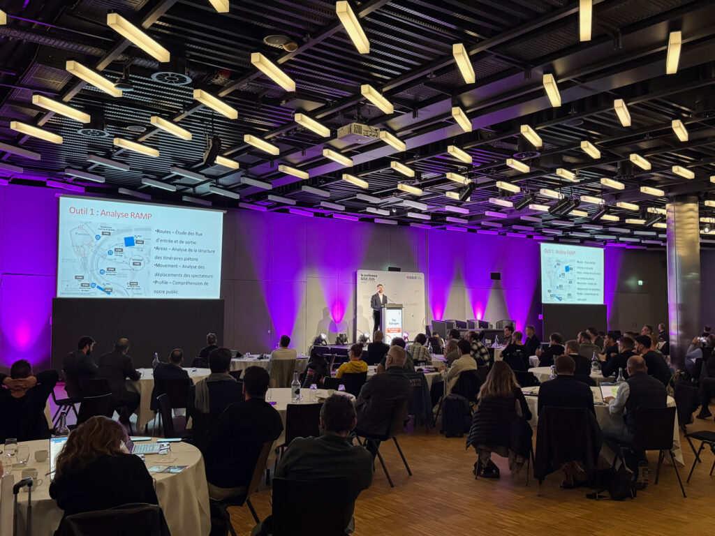 Photo d'une vue globale de la salle de conférence