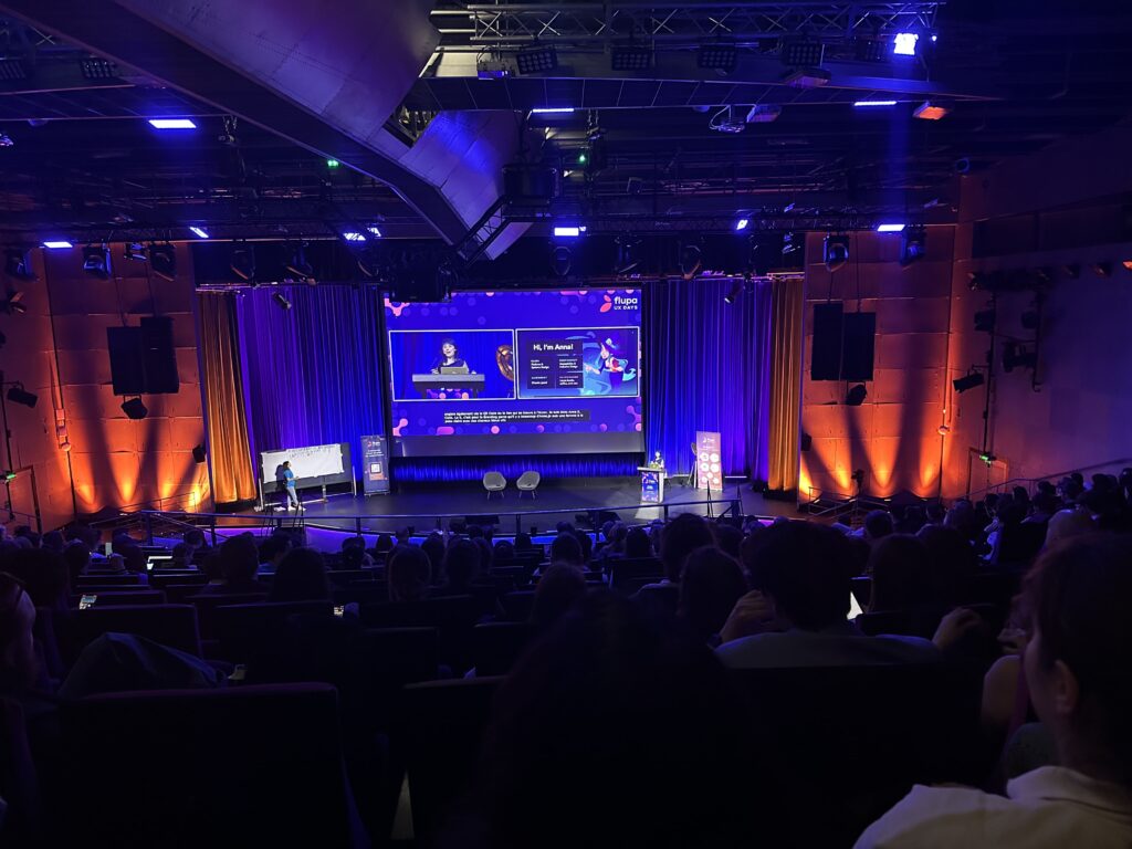 Photographie d'Anna Cook pendant sa conférence aux UX days 2026